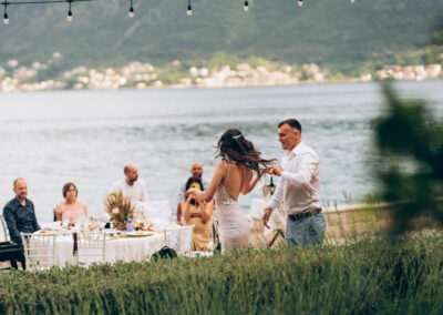 Mladenci plesu u restovanou uz more